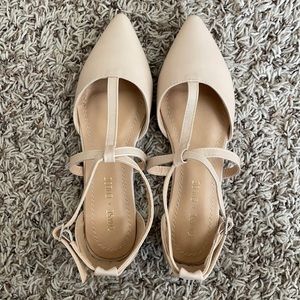 Nude flats, worn twice. No flaws. Cute with jeans or skirt. Dress up or down